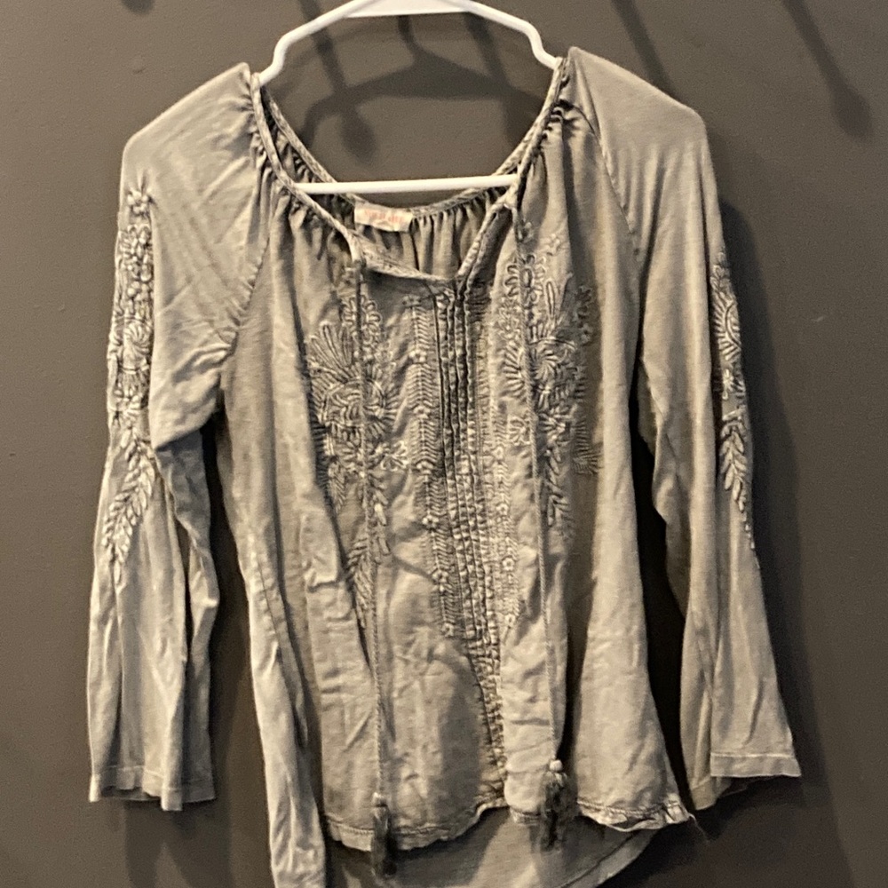 Solitaire size small gray embroidered long sleeve top Great condition